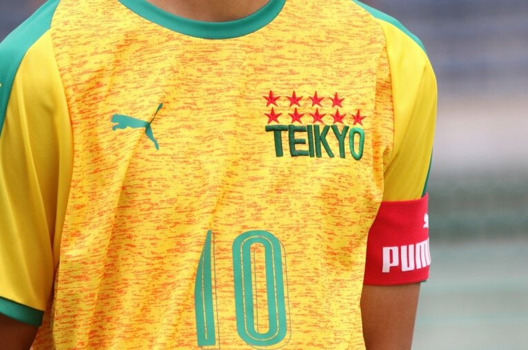 帝京高校のユニフォームに刻まれる全国制覇の数を示した“星”。インターハイでは惜しくも20年ぶりの優勝を逃したが、着実にその時が近づいている ／ photograph by Takahito Ando