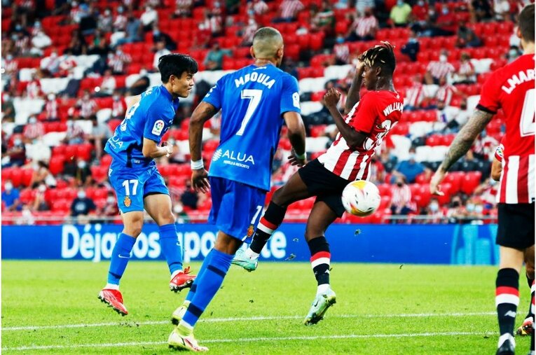 久保建英を間近で撮って気づいた《試合前ルーティンとファールを受けた後のクセ》 韓国の至宝イ・ガンインとの共存はどうなる？(34)