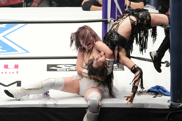 上谷沙弥の首を絞める中野たむ　©Masashi Hara