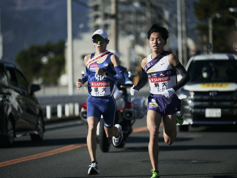 【2026箱根駅伝】駒澤大7区、谷中晴は順大・玉目陸にかわされてしまう　©Yuki Suenaga