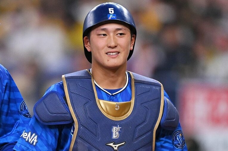 開幕一軍入りし、山本祐大、伊藤光、戸柱恭孝らと捕手のポジションを競う立場になった松尾汐恩。一体、そのスタートまでにどのようなことが起きていたのか ／ photograph by JIJI PRESS