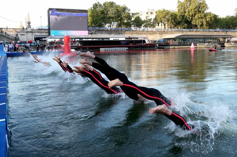 8月9日の男子マラソンスイミング。セーヌ川に飛び込む選手たち　©Getty Images