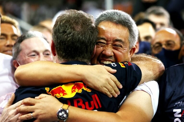 アブダビGPでタイトルを獲得し、レッドブル代表のクリスチャン・ホーナーと喜びを分かち合う山本MD ／ photograph by Getty Images