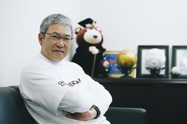 インタビューに応じる小宮山監督　©Asami Enomoto