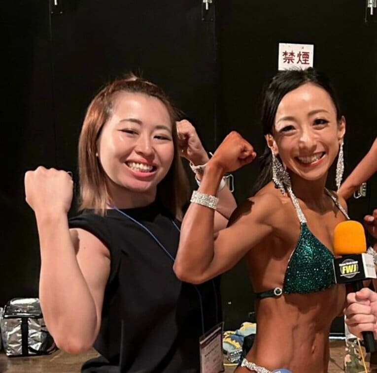 大会後に藤澤選手とポーズをとるマムシさん　本人提供