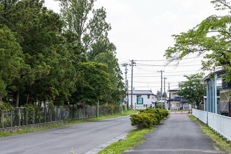 右の道路が廃線跡