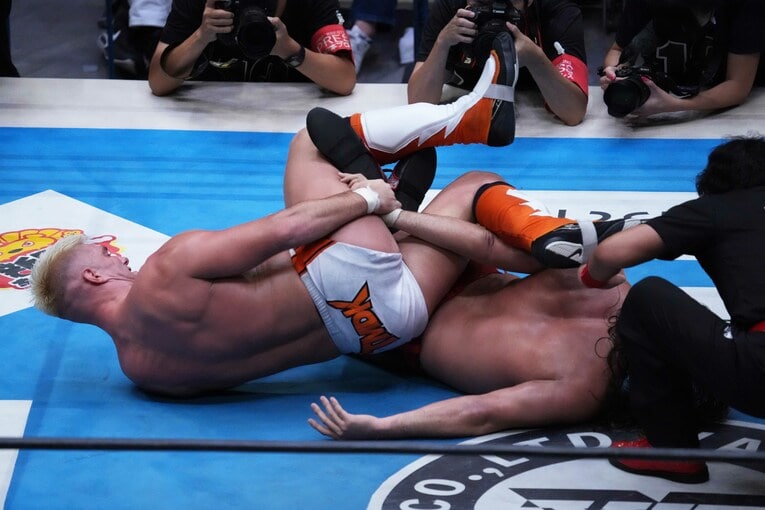 別アングルから見たザックのフィニッシュホールド　©Essei Hara