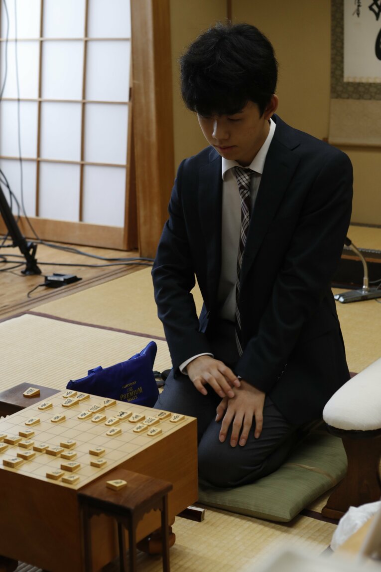 2017年の藤井聡太（当時14～15歳。全8枚中の5枚目）　©BUNGEISHUNJU