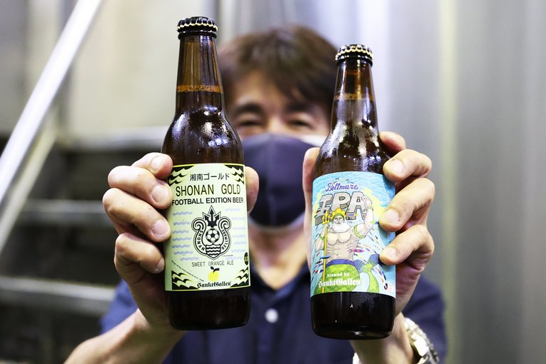 ボトルをアピールする岩本さん