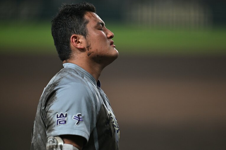 佐々木麟太郎、最終打席「泥だらけの執念ヘッドスライディング」（計11枚）　©Hideki Sugiyama