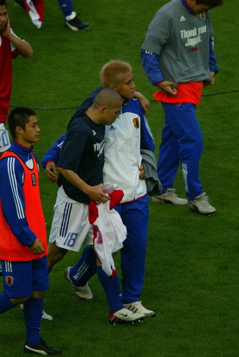 ベンチで敗戦を見届けたトルコ戦。小野伸二と肩を組んで引き揚げる　©JMPA