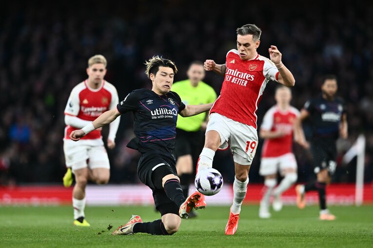 冨安との日本人対決にも注目が集まったアーセナル戦。ベルギー代表トロサールを懸命に追う　©︎Getty Images