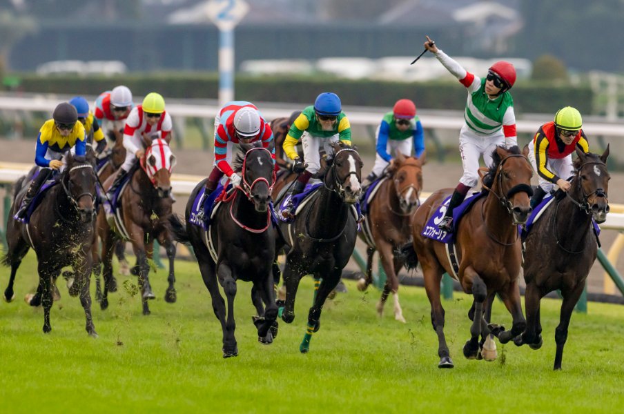 「競馬史に残る一戦」天皇賞・秋でエフフォーリアと横山武史が果たした“思い出したくもない”ダービーの雪辱《19年ぶり3歳V》<Number Web> photograph by Photostud