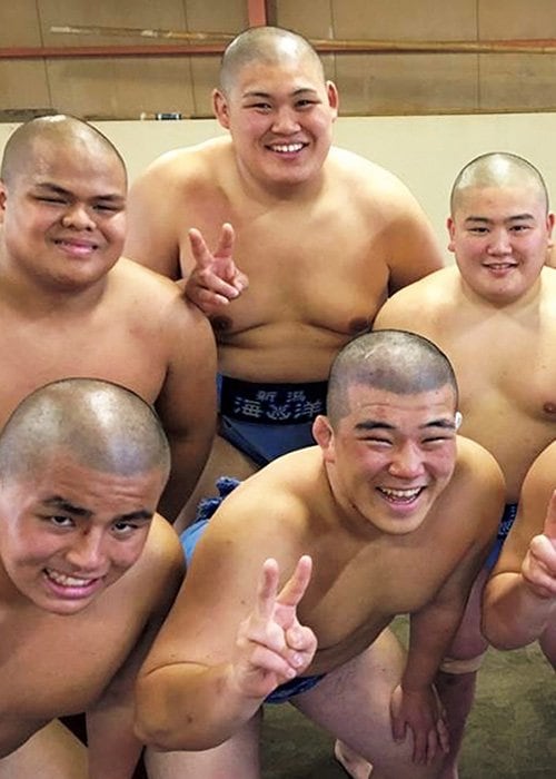 海洋高3年時の新潟県春季大会。後列左から2人目が大の里