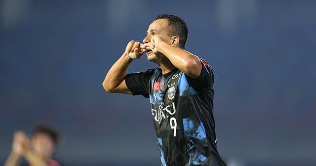 レアンドロ・ダミアンの“髭ポーズ”。通訳が明かす秘話、敬愛する父へ。
