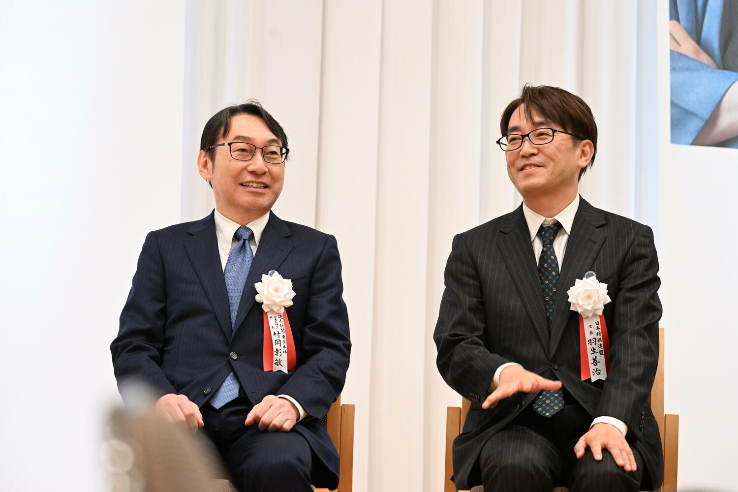 主催の読売新聞の関係者と話す羽生会長　©Keiji Ishikawa