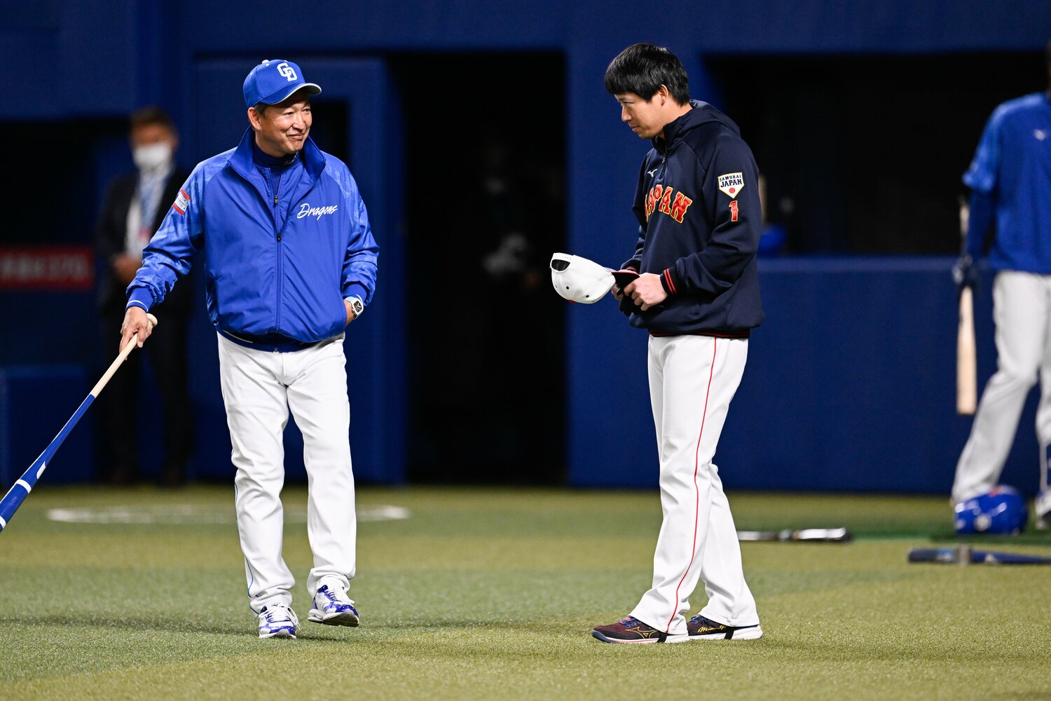 山田(右)から挨拶を受ける立浪監督 ©︎Nanae Suzuki