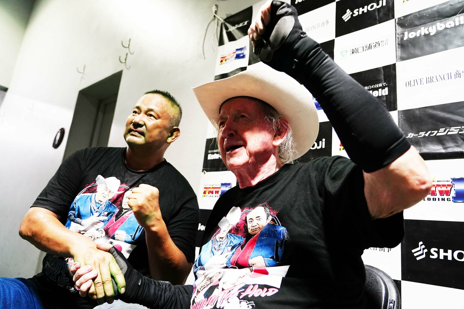 試合後の西村修とドリー・ファンク・ジュニア　©Essei Hara