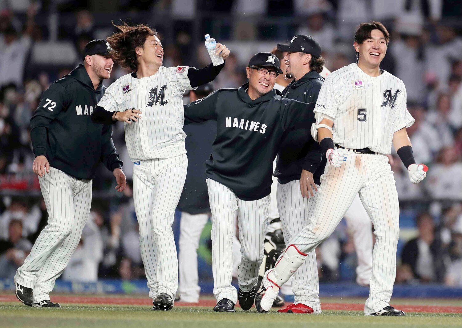 サヨナラタイムリーを放って試合を決めた安田（右）を祝福するチームメートは大興奮。吉井監督（右から３人め）もこの表情だ　©︎Chiba Lotte Marines