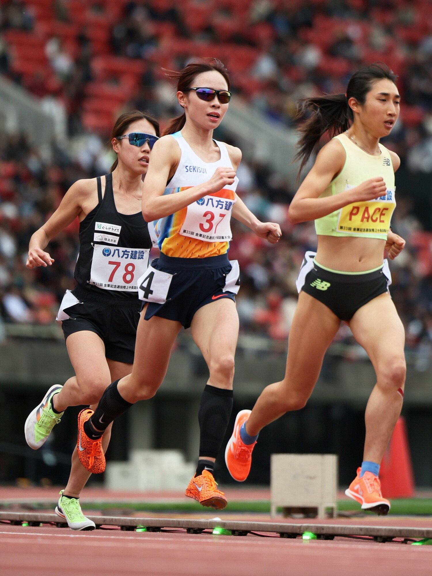 自己ベストを出した金栗記念。田中希実（右）がペースメーカーをつとめた　©JIJI PRESS