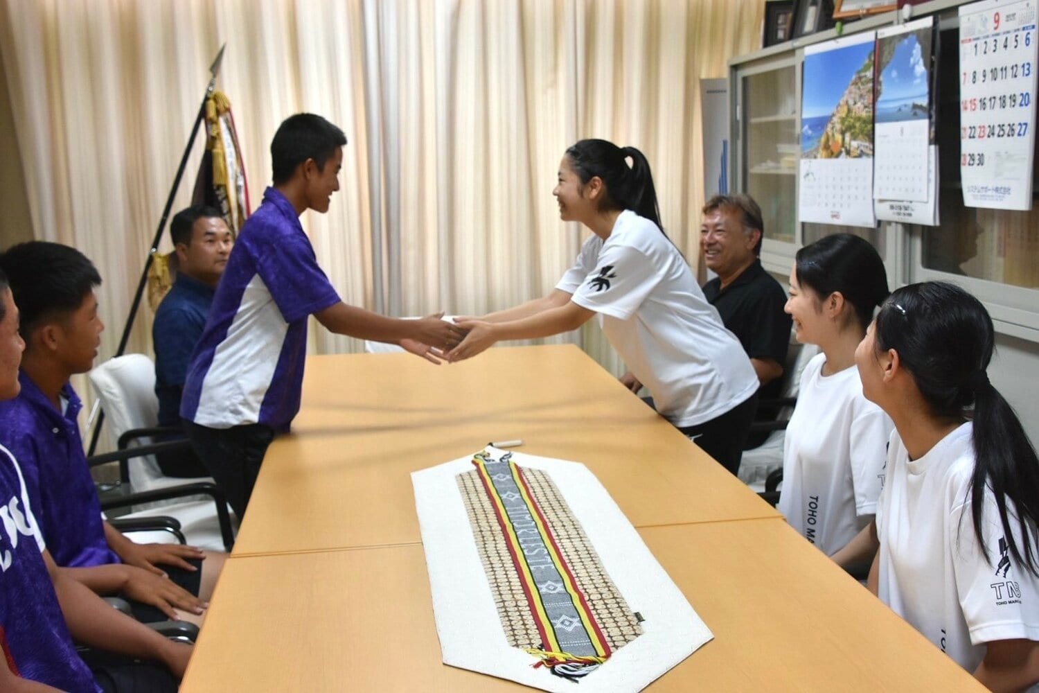 応援の打ち合わせをし、健闘を誓い合う豊橋中央野球部と東邦マーチングバンド部（写真=東邦高校マーチングバンド部提供）