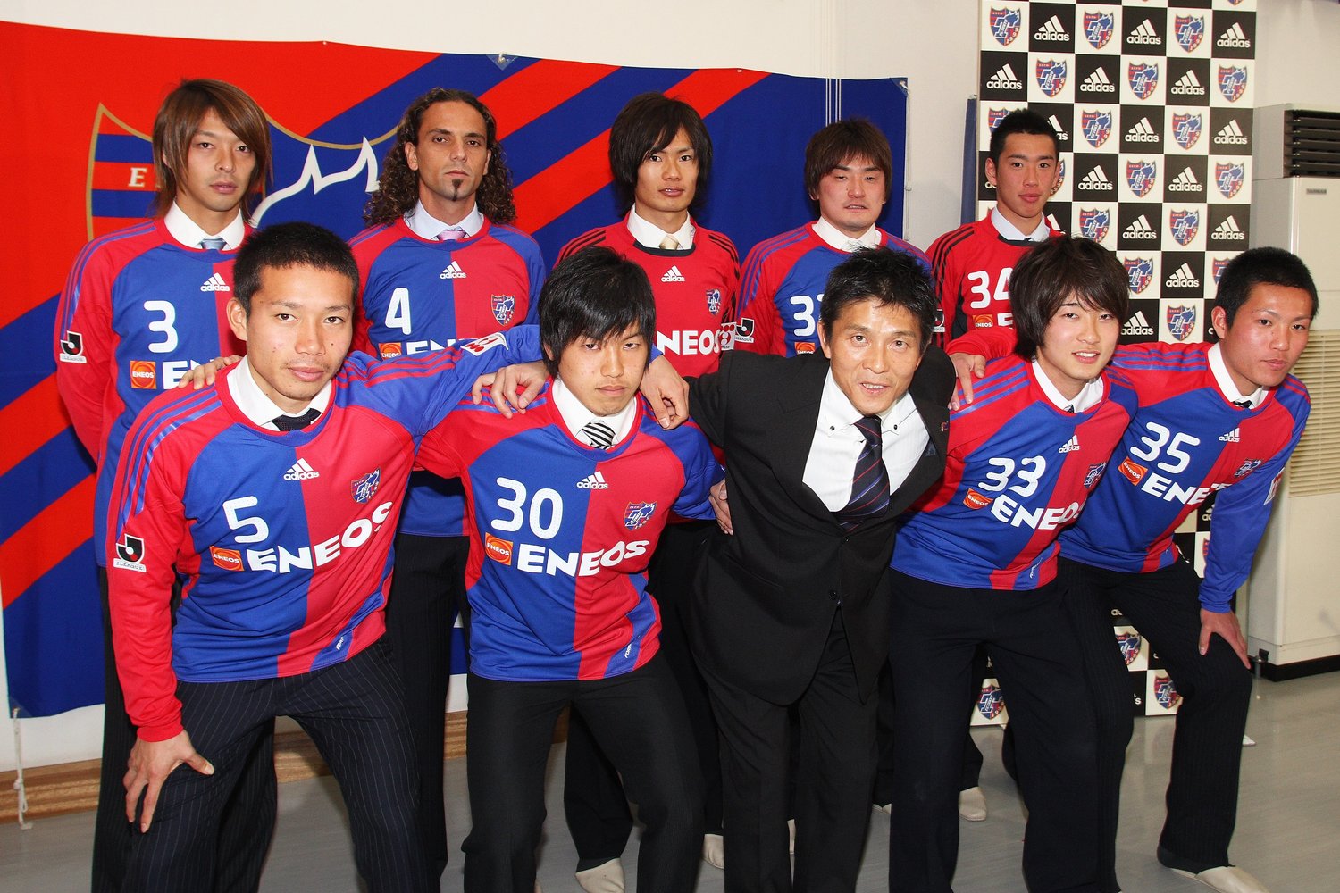 同期入団の長友(左)らと新体制会見に出席した椋原(33番)©︎Kenichi Arai/AFLO