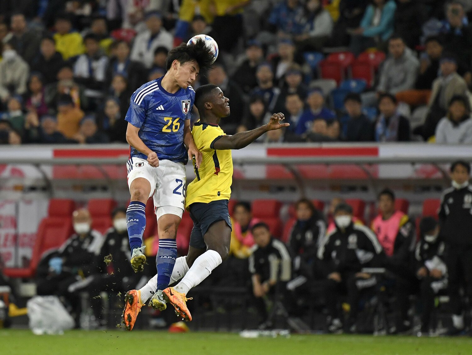 フィジカルの強さを生かして前線で起点を作った上田綺世　©Getty Images