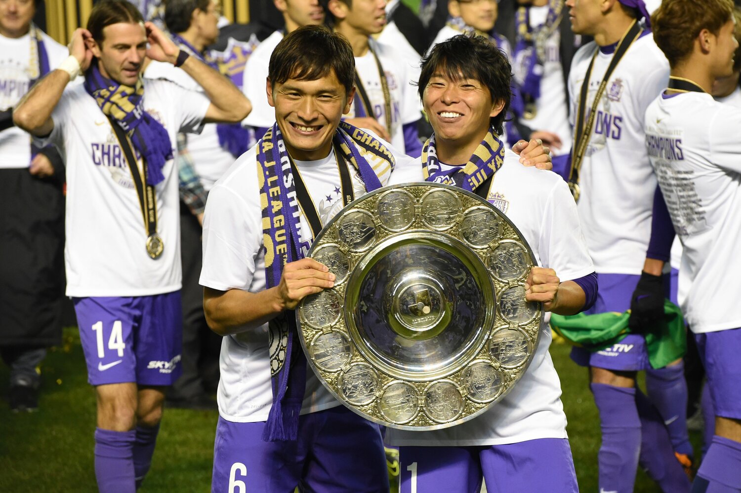 2015年チャンピオンシップ決勝第2戦、ガンバを破っての王座奪回を喜ぶ青山と佐藤　©Getty Images