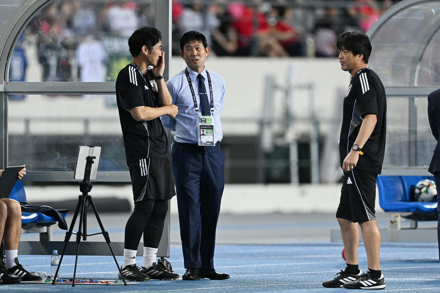 ベンチで話し合う森保監督、齋藤コーチ、名波コーチ　©AFLO