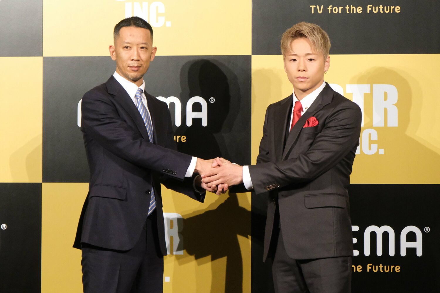 握手を交わす武尊と北野氏　©Norihiro Hashimoto