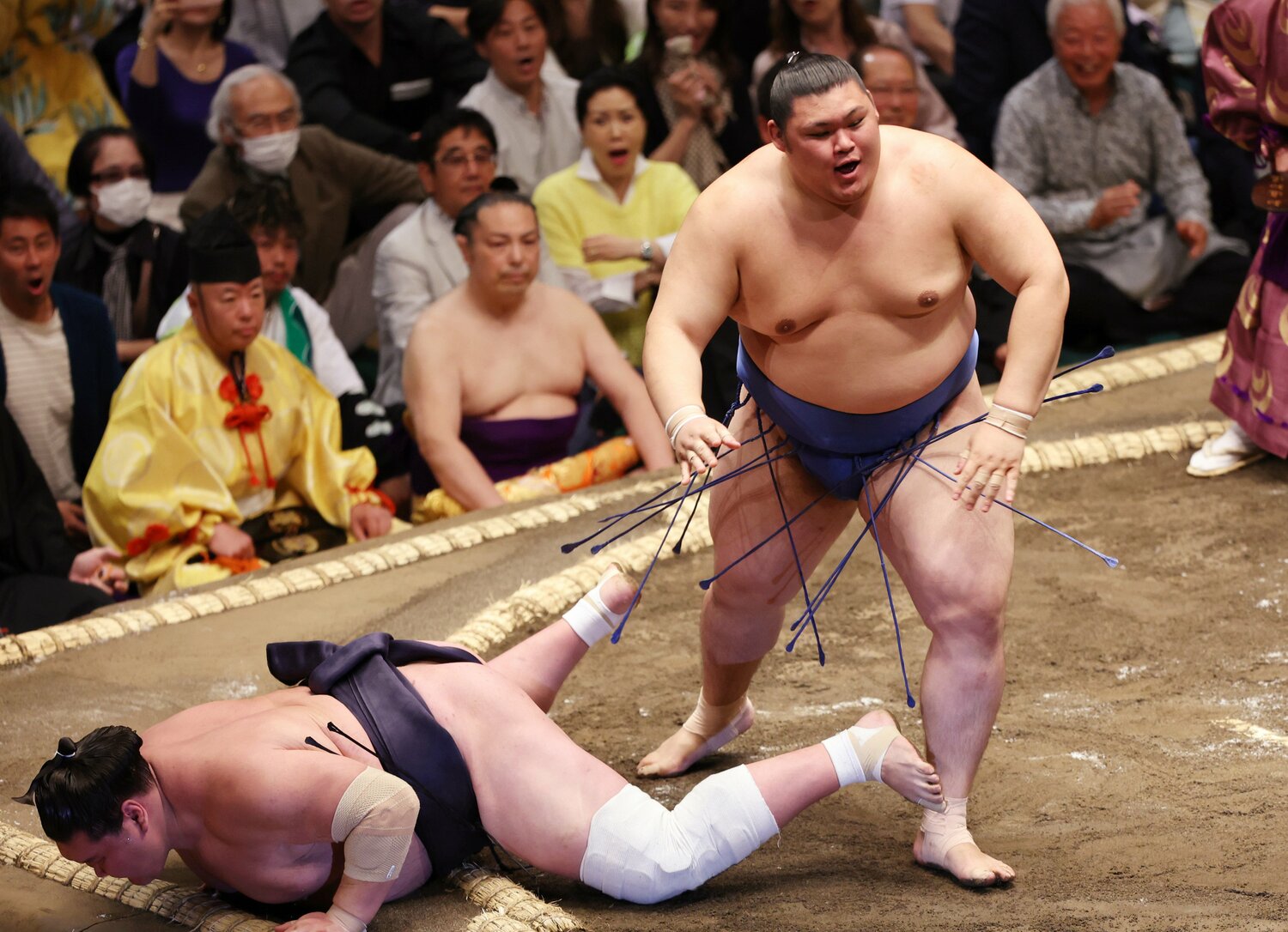 5月場所初日、横綱照ノ富士は大の里にすくい投げで敗れた。照ノ富士は翌日から休場　©JIJI PRESS