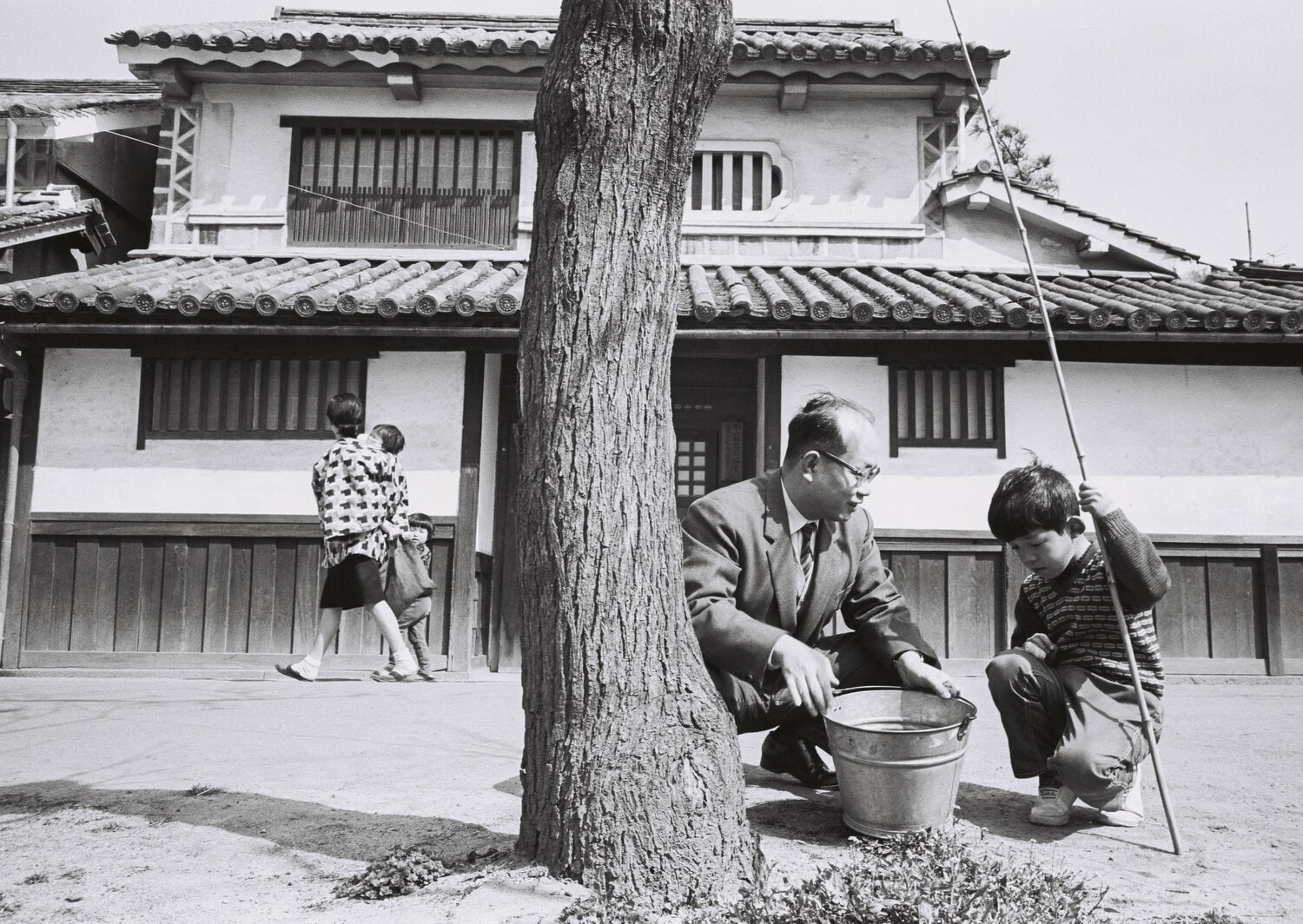 地元・倉敷市で子供と交遊する　©BUNGEISHUNJU