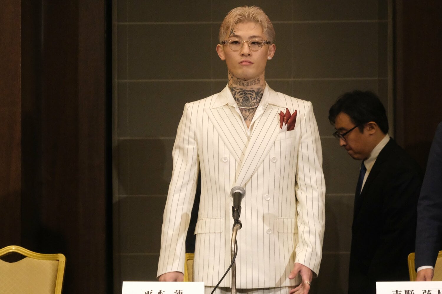 会見の会場に登場した平本蓮