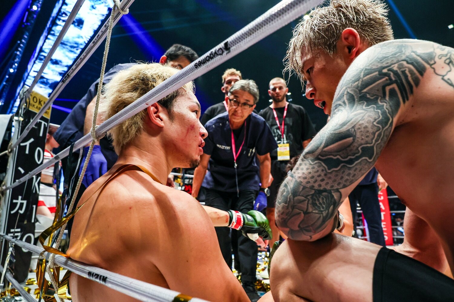 試合後に朝倉未来に声をかける平本蓮。リング上にはRIZIN医療部の諫山部長の姿も　©RIZIN FF Susumu Nagao
