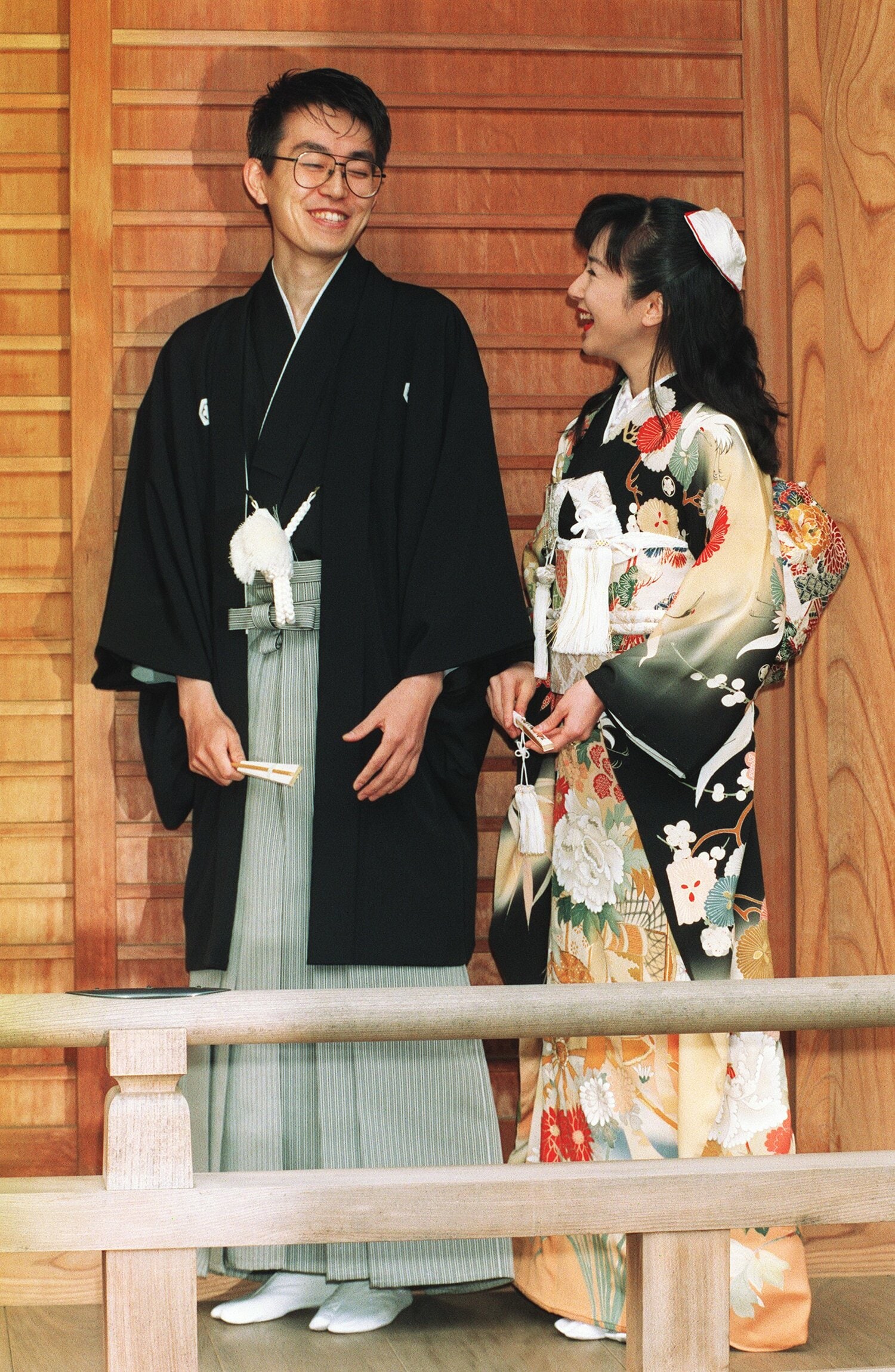 1996年3月、結婚式を終え、笑顔を見せる羽生善治と理恵さん ©JIJI PRESS