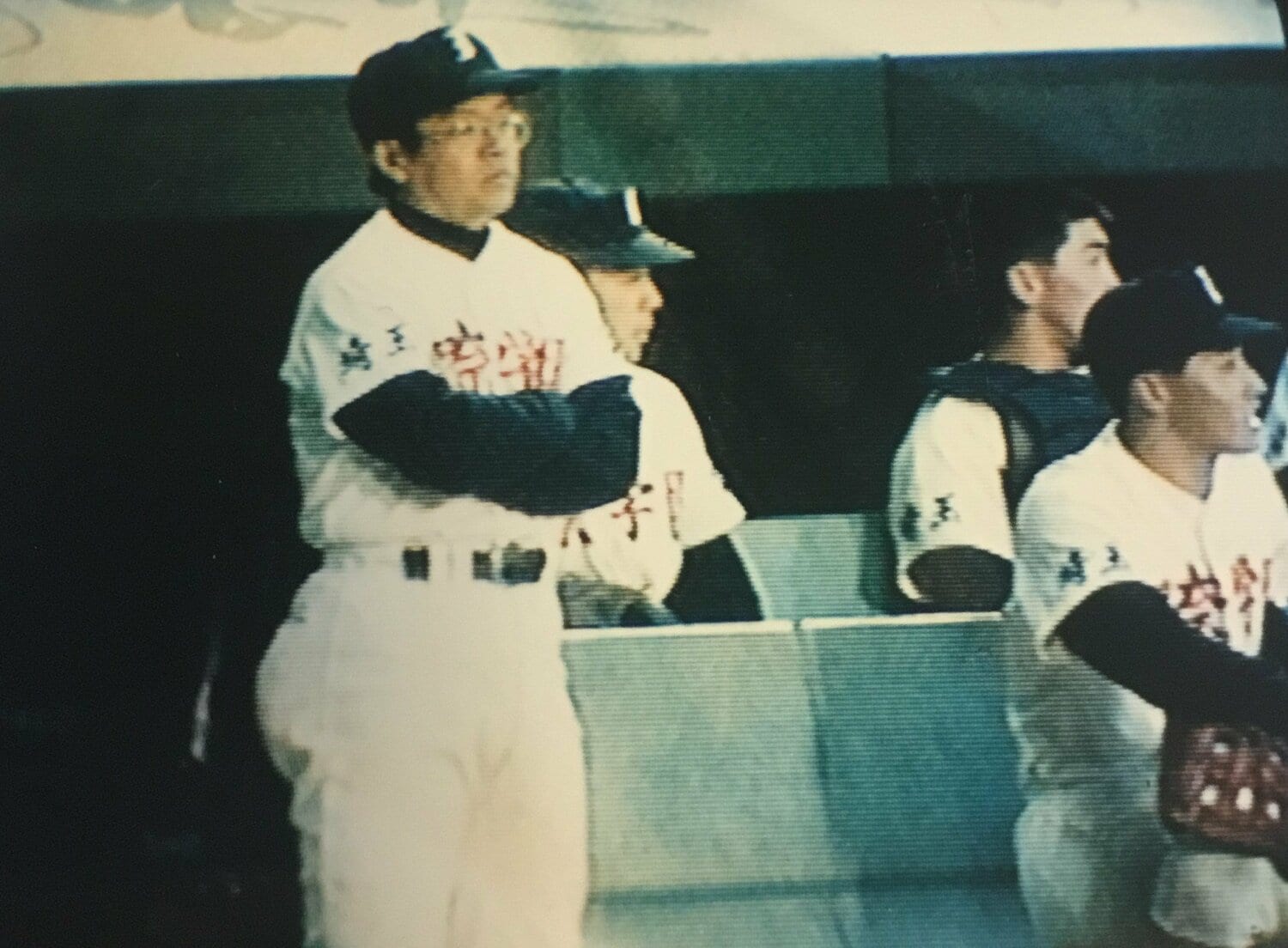 1990年3月、センバツ甲子園。伊奈学園（埼玉）の監督としてベンチに立つ三角裕