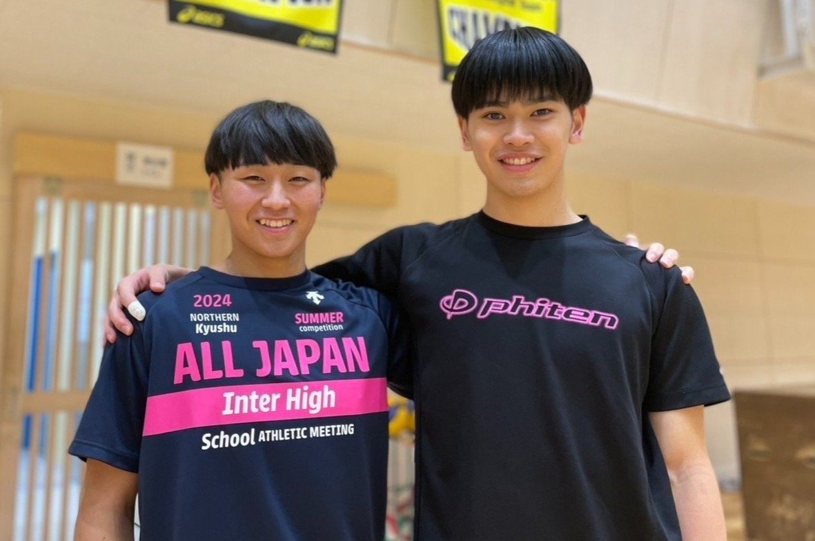 ゲームキャプテンを務めたリベロの栗原陽(右、173cm)と肩を組む香本マネージャー ©︎Yuko Tanaka