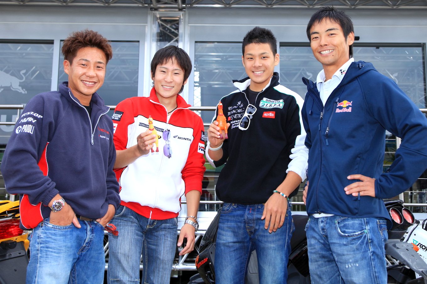2009年シーズンのひとこま。左から小山知良、しょーや、中上貴晶、青山博一。しょーやはその人懐っこさで先輩ライダーたちからかわいがられた　©Satoshi Endo