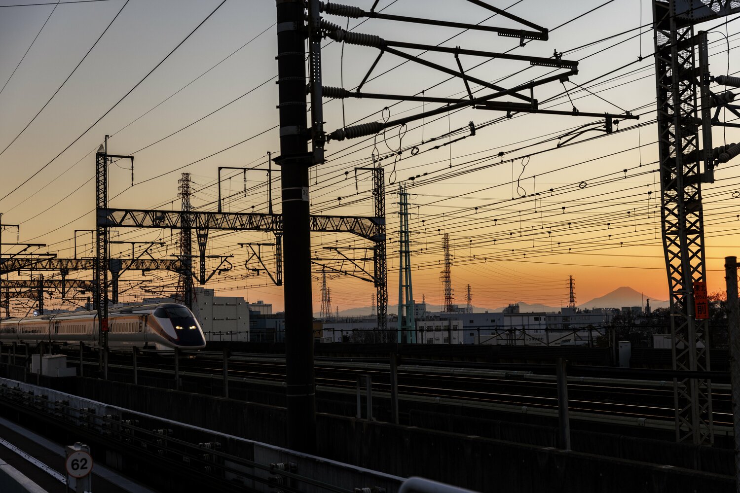 原市駅の高架ホームから遠くに夕映えの富士山が見えた