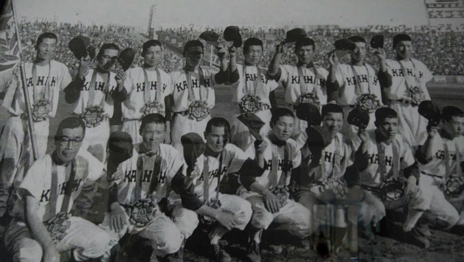 高校時代の尾崎将司（後列右端）。徳島県立海南高校（現・海部高校）のエースとして1964年の第36回選抜高等学校野球大会で初出場・初優勝を成し遂げた　※『誰も書けなかった ジャンボ尾崎』より