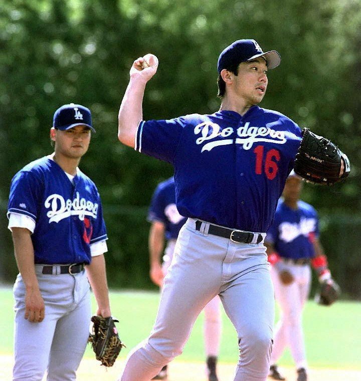 一緒に練習を行う野茂を見守る朴　©JIJI PRESS