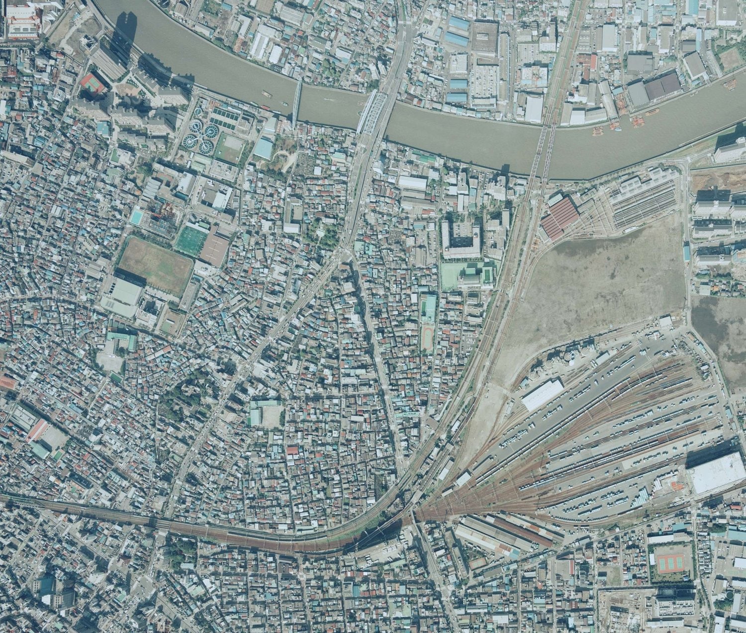 そして1992年の航空写真。東京スタジアムの跡地には荒川総合スポーツセンター、軟式野球場などがある　出典：国土地理院の空中写真