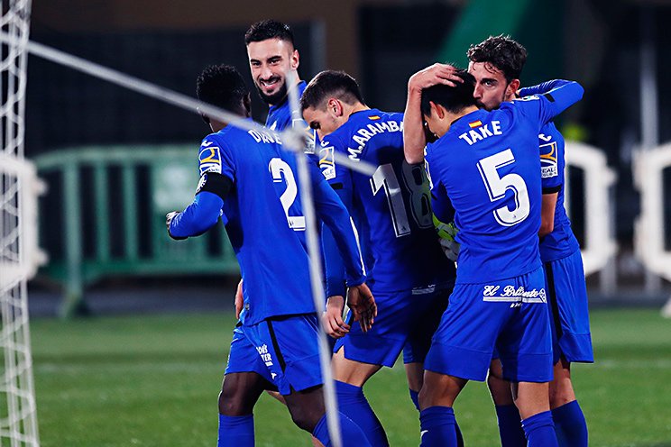 マタのゴールに喜びをともにする、背番号5の久保