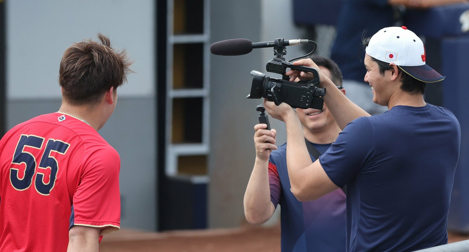 村上宗隆を撮影する“カメラマン”大谷翔平　©KYODO