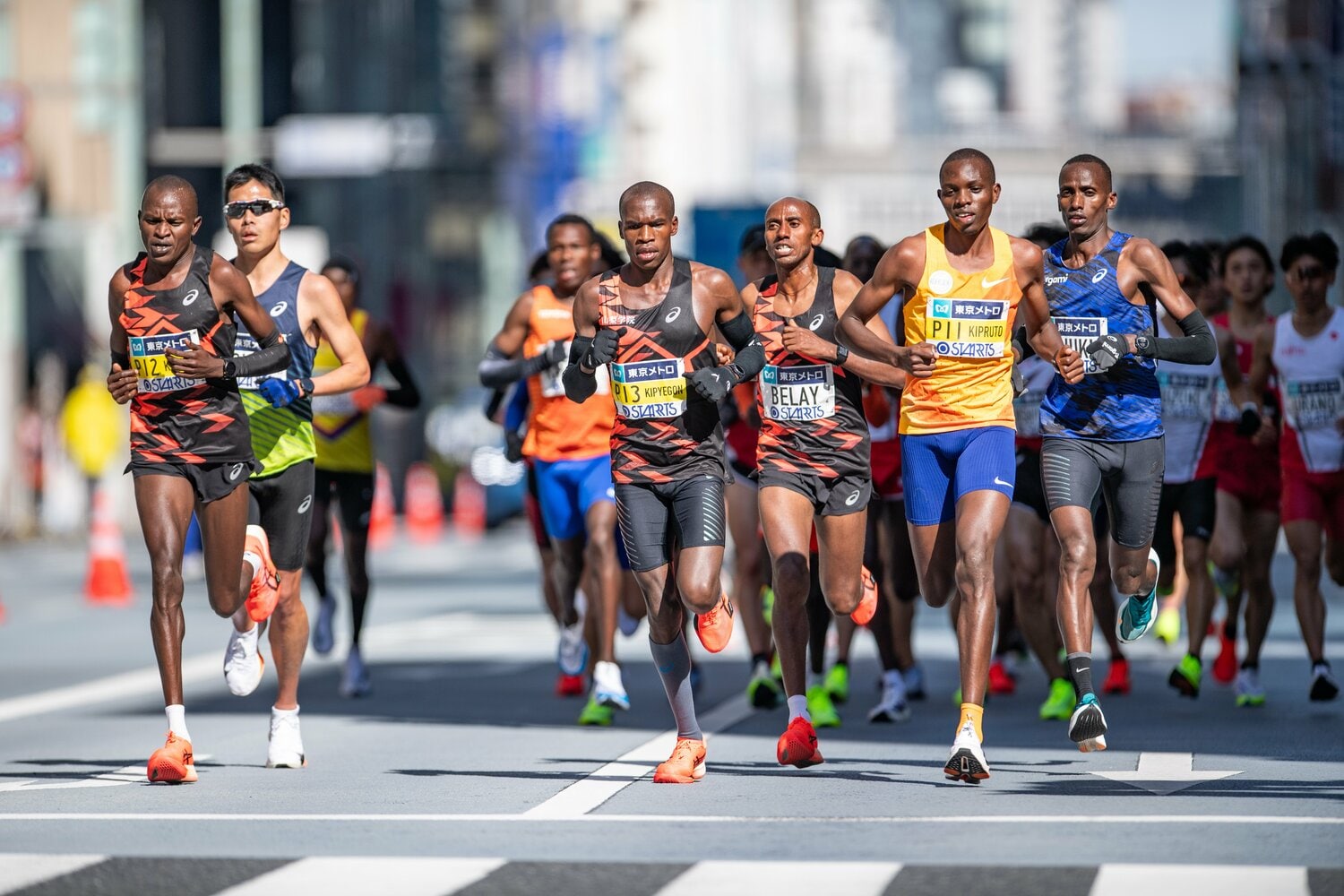 黄色のゼッケンをつけた選手がペースメーカー。今大会では不安定ぶりがめについたが…？　©Nanae Suzuki