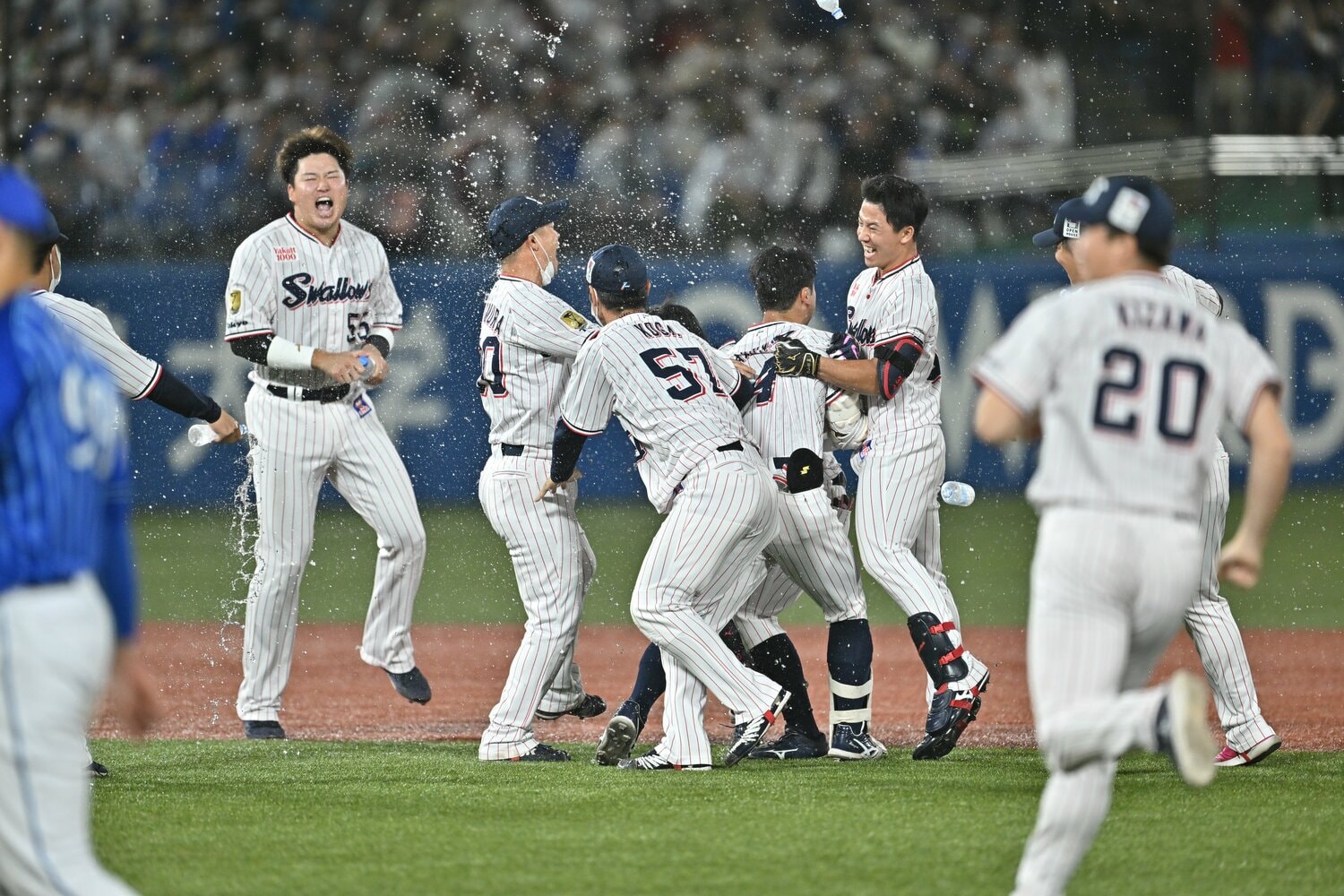 25日、劇的サヨナラ勝ちで、野村克也監督時代以来29年ぶりの連覇。歓喜する村上宗隆ほかヤクルトナイン ©Hideki Sugiyama