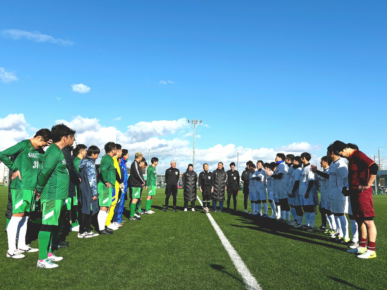 ピッチに整列する両校のOBたち　©︎Takahito Ando