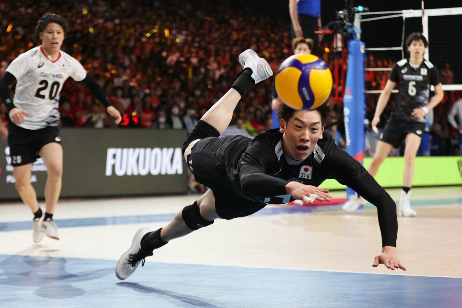 体を投げ出し、懸命にボールを追うキャプテン石川祐希　©︎JIJI PRESS