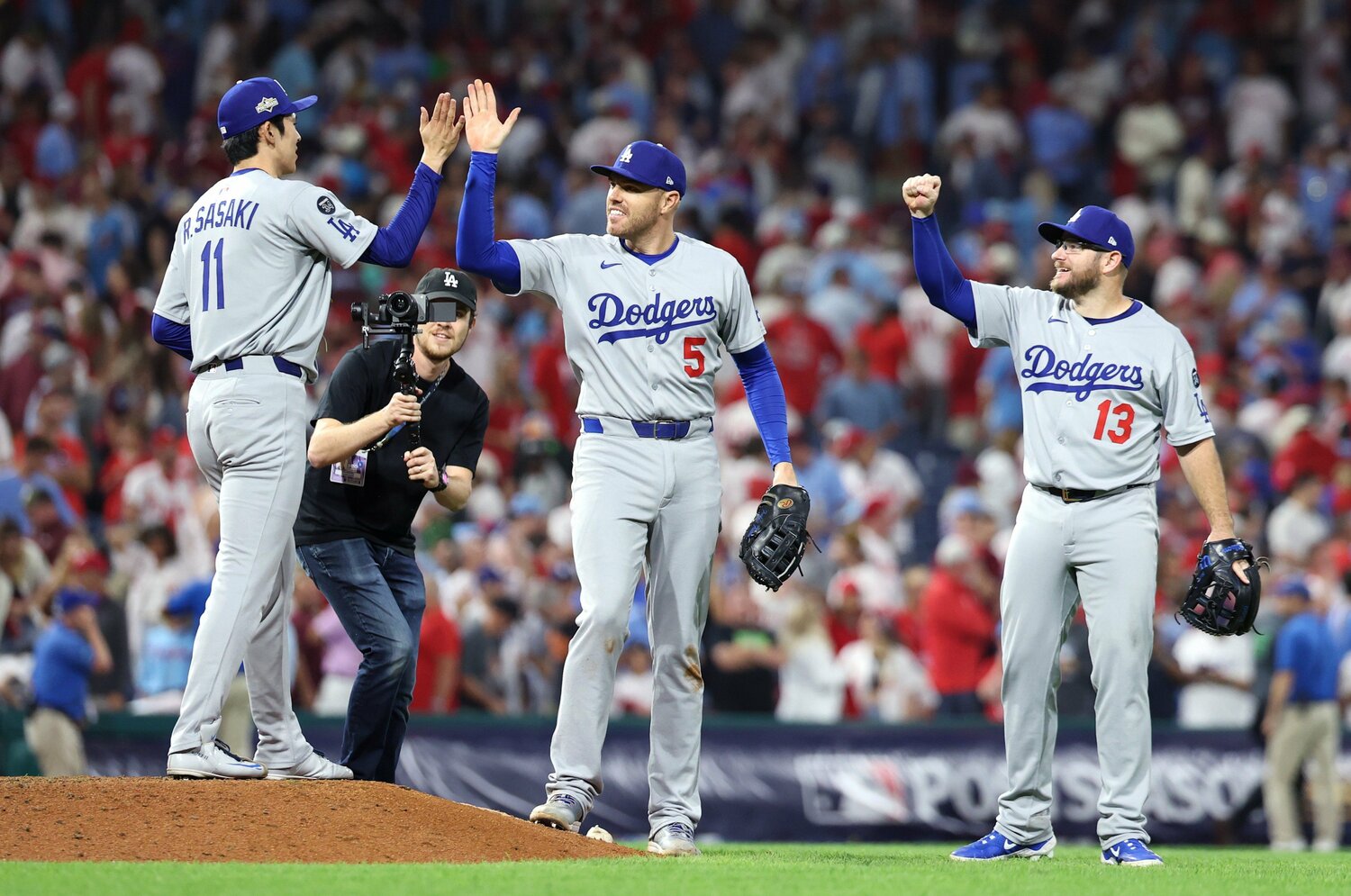 ドジャース佐々木朗希「これぞクローザーの仕事」は「アメフトのおかげ」!? 現地のNHK解説者が見た「厳しい場面で」「連投」できた意外なワケ＜Number Web＞ photograph by Getty Images