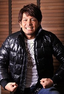 1983年5月17日滋賀県生まれ。中京高→亜細亜大を経て、2005年に希望入団枠で福岡ソフトバンクホークスへ。入団翌年には新人選手ながら開幕戦スタメンとなった。2011年にはゴールデングラブ賞授賞するなど走攻守すべてに優れた万能型選手。右投右打。180cm、85kg。